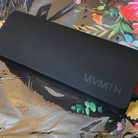 Join the MVMT Black Sunglasses - Picture 7 of 7